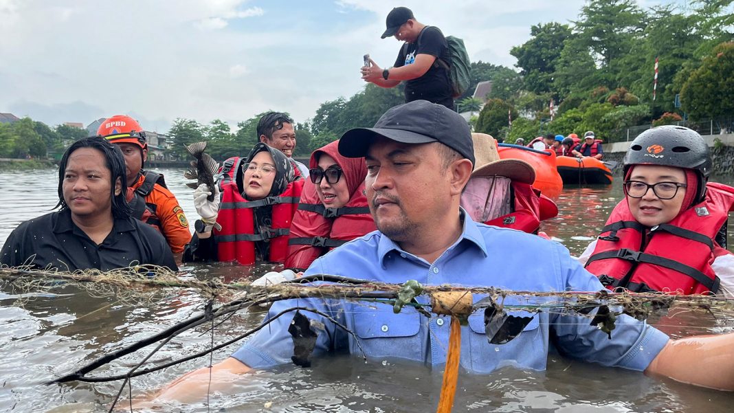 Dokumentasi pengangkatan ikan sapu-sapu untuk pemulihan ekosistem air