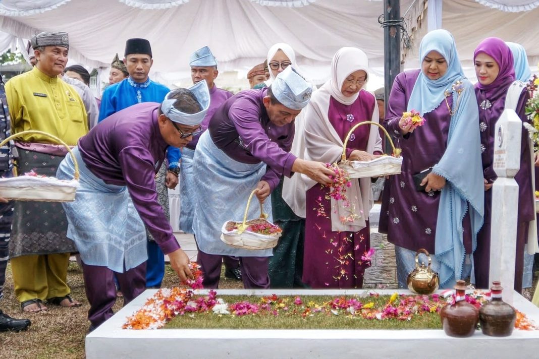 Kegiatan ziarah Hari Jadi Kepri ke-24 dan tabur bunga di Taman Makam Pahlawan
