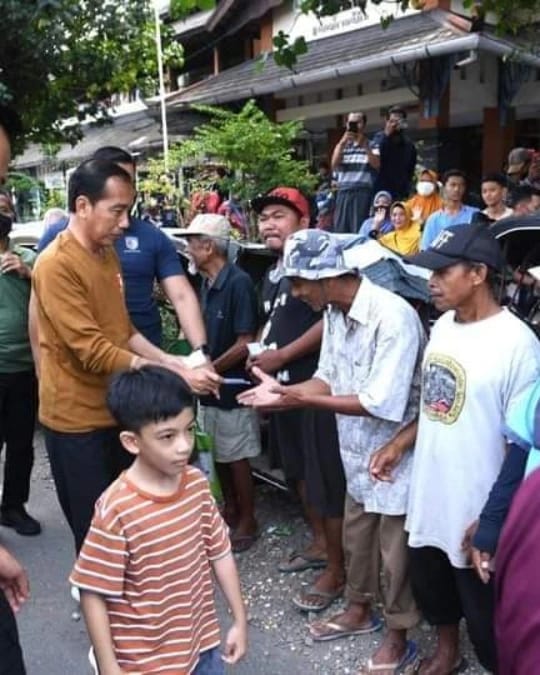 Presiden Joko Widodo Kunjungi Sejumlah Pasar di Surakarta, Presiden Bagikan Bantuan untuk Masyarakat 2023