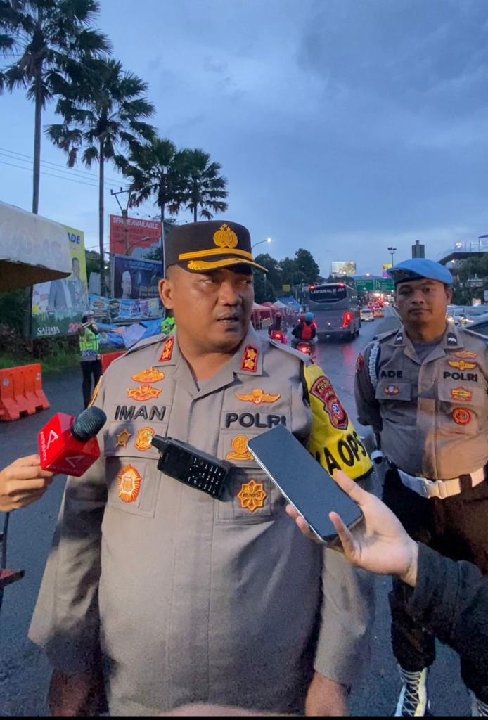 Personil Kepolisan Polres Bogor Terus Berupaya Lakukan Pengaturan Arus Lalu Lintas di Kawasan Puncak Yang Terpantau Cukup Padat Hingga Malam Hari ini