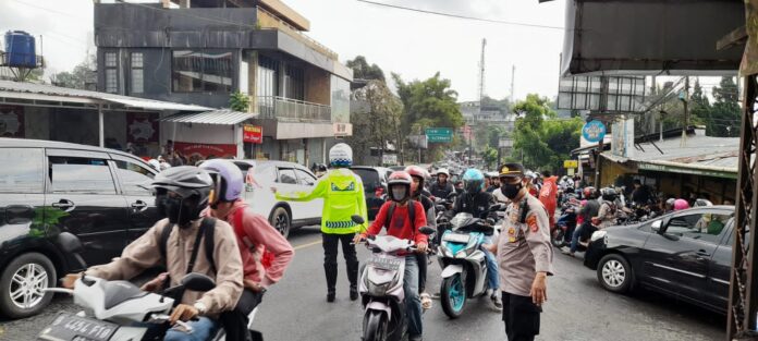 Ratusan Personil Kepolisan Polres Bogor Terus Berupaya Urai Kemacetan di Kawasan Puncak 2023