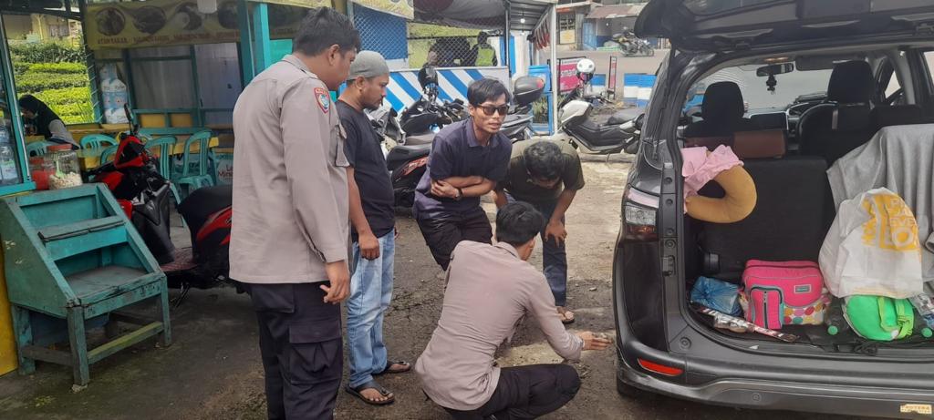 Polisi di Kawasan Puncak Bogor, Bantu Pengemudi Mobil Yang Alami Kebocoran Ban