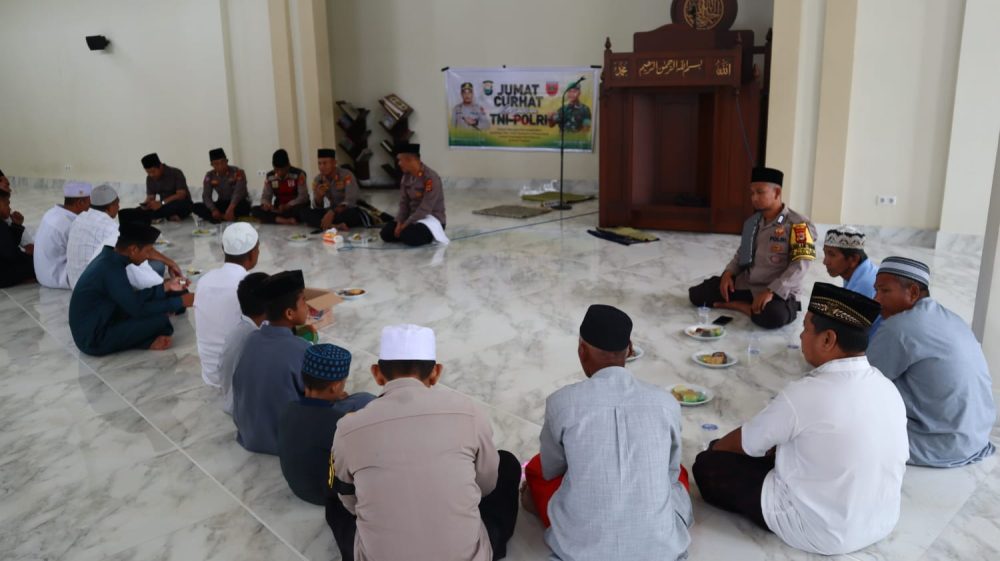 Safari Jum'at Dan Jum'at Curhat Polres Palopo Di Masjid Syafaat II Kelurahan Malatunrung 2023