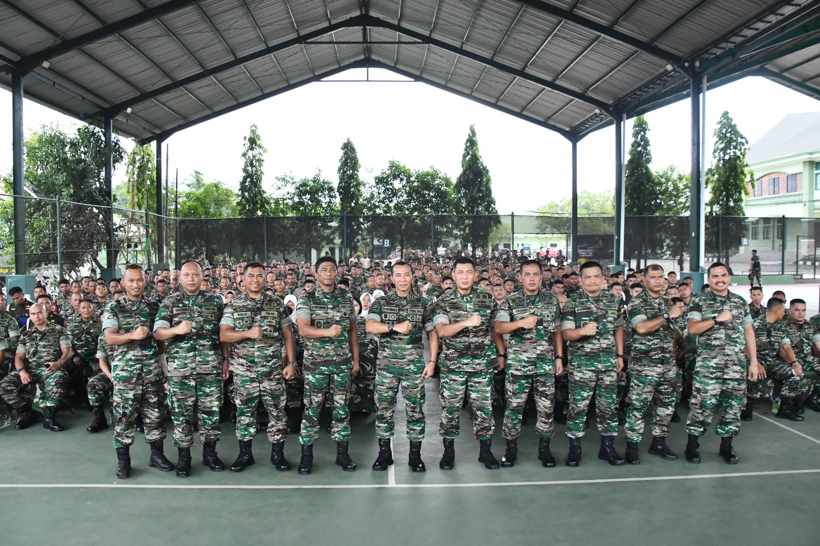 Pangdam XIV/Hasanuddin Makan Nasi Bungkus Bersama Prajurit Korem 143/HO dan Batalyon Infanteri 725/Woroagi Beserta Awak Media Se-Kota Kendari