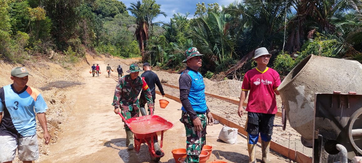 Pengecoran Jalan Desa Lahirkan Semangat Gotong Royong Satgas TMMD Ke-116 Bersama Warga Laonti