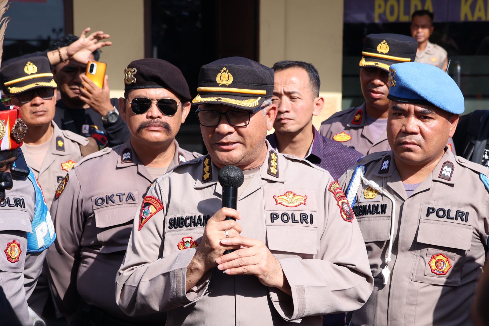 Aliansi Masyarakat Dayak Kalbar Demo di Polda Kalbar,Bakar Ban dan Sembelih Ayam Desak Polisi Tangkap dan Proses Rocky Gerung 2023