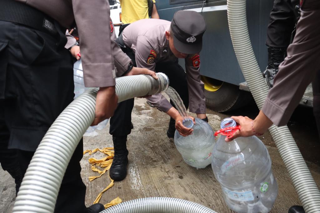 Polres Bogor Distribusikan Air Bersih Kepada Masyarakat Terdampak Kekeringan 2023