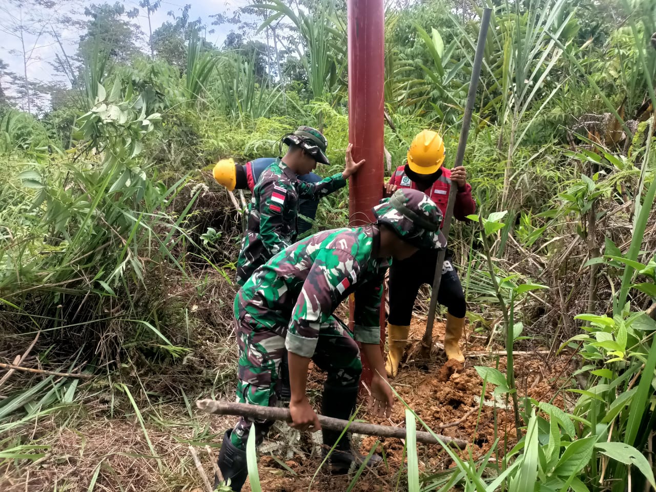 Berikan Penerangan Di Kampung Pedalaman Papua Dengan Membantu Percepatan Pemasangan Aliran listrik 2023