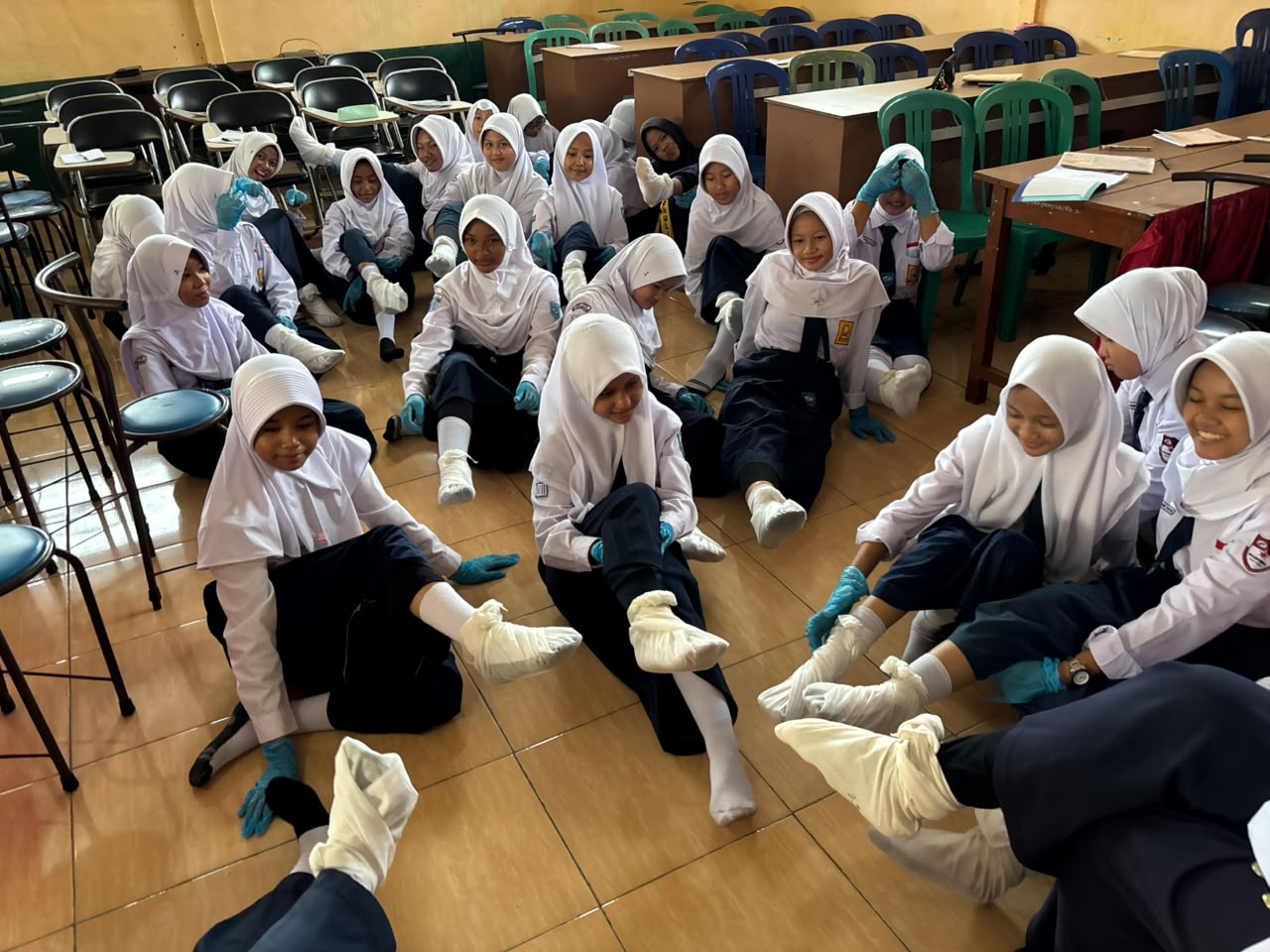 Edukasi Tanggap Darurat Remaja: Sinergi RS Pertamina Prabumulih dan Universitas Binawan Gelar Pelatihan First Aid for Teenagers di SMP YPS Prabumulih 3 7cb6abe1 1d6e 4ea5 a740 ac54f812e198