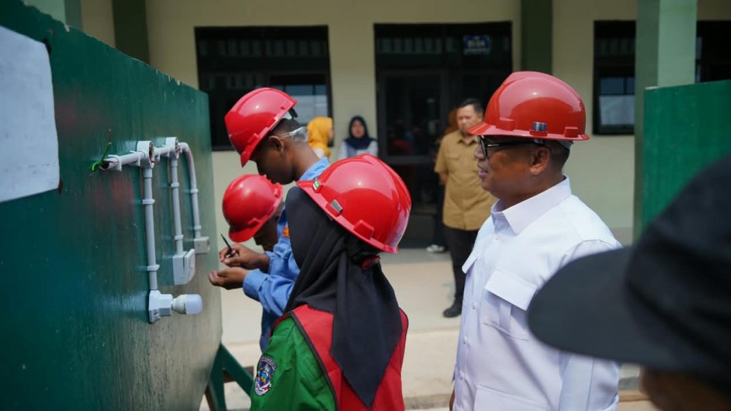 Siswa SMKN 11 Batam terkait pemanfaatan teknologi