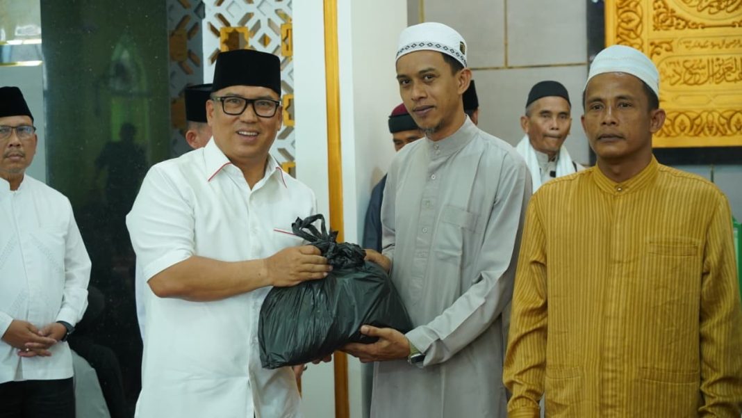 Bantuan sembako untuk kaum dhuafa dalam kegiatan Jumat Berkah di Kepri