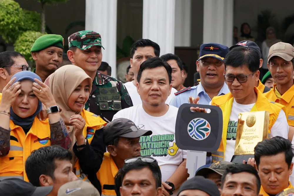 HUMPROPUB, JURNALISWARGA.ID – Kota Bogor kembali menorehkan prestasi di tingkat nasional dalam bidang pengelolaan lingkungan. Ketua DPRD Kota Bogor, Dr. Adityawarman Adil, menghadiri langsung prosesi penyambutan penghargaan dari Menteri Lingkungan Hidup RI berupa Sertifikat Menuju Kota Bersih Tahun 2026 yang berlangsung di Plaza Balaikota Bogor, Rabu 25 Februari 2026