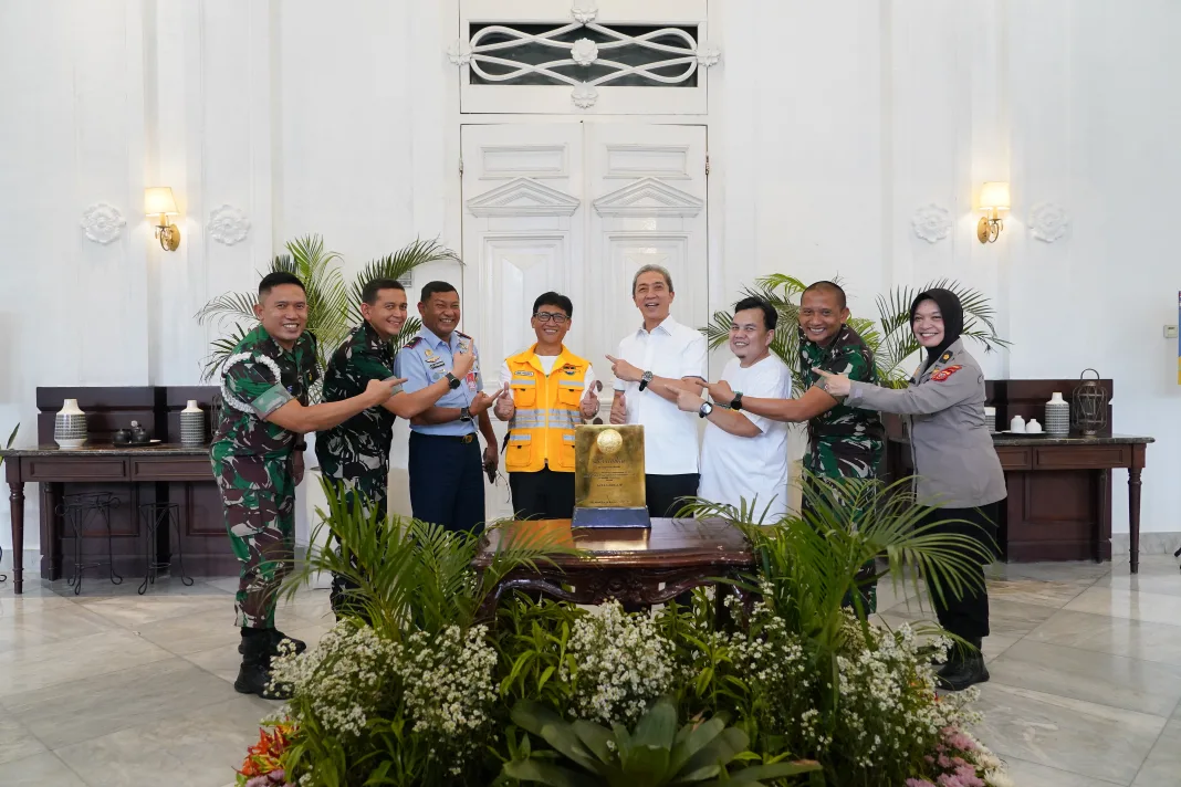 HUMPROPUB, JURNALISWARGA.ID – Kota Bogor kembali menorehkan prestasi di tingkat nasional dalam bidang pengelolaan lingkungan. Ketua DPRD Kota Bogor, Dr. Adityawarman Adil, menghadiri langsung prosesi penyambutan penghargaan dari Menteri Lingkungan Hidup RI berupa Sertifikat Menuju Kota Bersih Tahun 2026 yang berlangsung di Plaza Balaikota Bogor, Rabu 25 Februari 2026