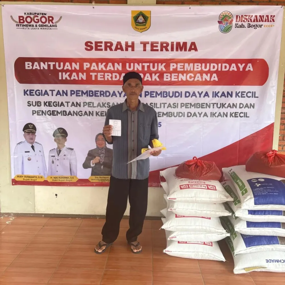 Rudy Susmanto Salurkan Bantuan Pakan Ikan untuk 661 Rumah Tangga Perikanan Terdampak Banjir