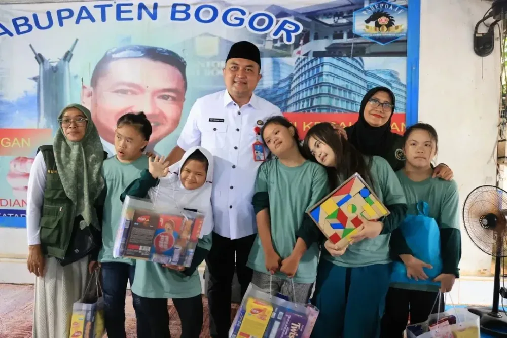 Dukung Pendidikan Inklusif, Bupati Bogor Bersama Kajari Beri Bantuan Ke Sekolah Alam Disabilitas Permadani Cibinong