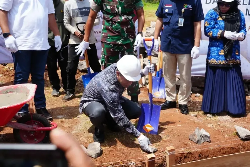 Bupati Bogor Bersama Menteri Koperasi RI Lakukan Peletakan Batu Pertama Koperasi Merah Putih