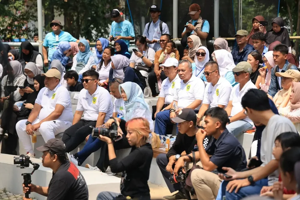 Rudy Susmanto Siapkan Fasilitas Baru untuk Kreativitas PemudaBogor Bangun Ruang Kreasi, Siliwangi Teater Segera Hadir
https://vt.tokopedia.com/t/ZSH3Vqjr7pXCs-3aijR/
CIBINONG, JURNALISWARGA.ID – Bupati Bogor, Rudy Susmanto, menyampaikan komitmennya untuk segera merevitalisasi dan membangun sejumlah fasilitas publik. Langkah ini didorong oleh rasa bangga melihat tingginya semangat berkreasi dan berkumpulnya anak-anak muda di Kabupaten Bogor.Rudy Susmanto mengaku terkesan dengan geliat kreativitas di Kabupaten Bogor. Demikian diungkapkannya saat membuka secara resmi Festival Ekraf, Ahad (30/11). Hadir Wakil Bupati Bogor, Ketua DPRD Kabupaten Bogor, Forkopimda, Sekretaris Daerah, Ketua TP PKK Kabupaten Bogor, dan jajaran Pemerintah Kabupaten (Pemkab) Bogor."Saya tinggal di Kabupaten Bogor sejak tahun 2009, tetapi baru hari ini, saya melihat anak-anak bermain dan anak muda yang berkreasi di satu tempat. Saya yakin ke depan banyak seniman-seniman besar akan lahir dari Kabupaten Bogor," ujar Rudy.Rudy menjelaskan, untuk mewujudkan dukungan tersebut, kami minta waktu dan dukungan dari masyarakat karena saat ini sedang bekerja menyiapkan fasilitas umum yang dapat digunakan sepenuhnya oleh seluruh warga."Sebentar lagi kita juga akan punya satu tempat baru, namanya Siliwangi Teater. Tempatnya berada di Gedung Kesenian. Rencana revitalisasi gedung kesenian akan dimulai tahun depan, Fasilitas ini memastikan adanya ruang bagi semua anak untuk berkesenian dan berkreasi,” jelas Rudy.(Red)