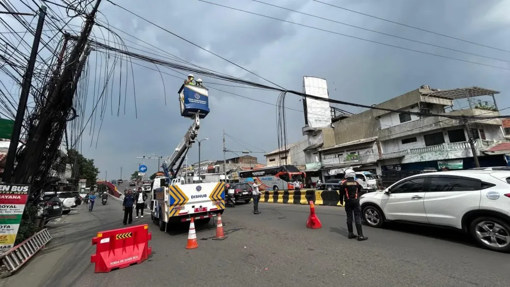 Rudy Susmanto Pantau Langsung Penataan Kabel Fiber Optik Demi Kenyamanan dan Keselamatan Publik