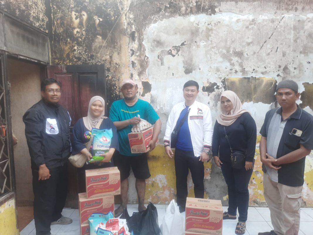 Ringankan Beban Warga, DPRD DKI Bersama PSI Salurkan Bantuan Kebakaran Pisangan