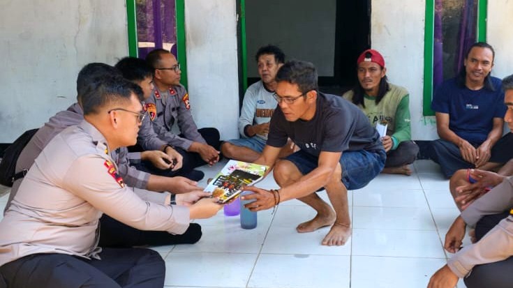 Tim Gabungan Kepolisian Sosialisasi Pencegahan Karhutla Door to Door di Kayong Utara 2026