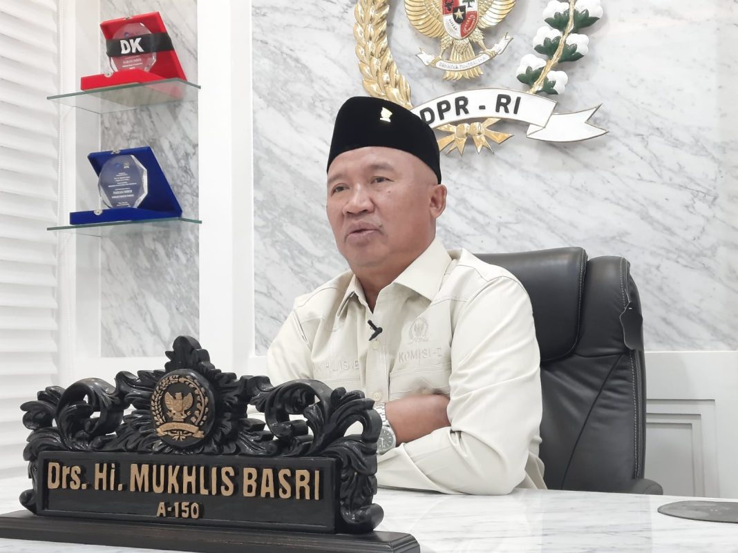 Anggota DPR RI Komisi V Mukhlis Basri mengimbau warga Lampung tetap siaga menghadapi potensi dampak aktivitas Anak Gunung Krakatau
