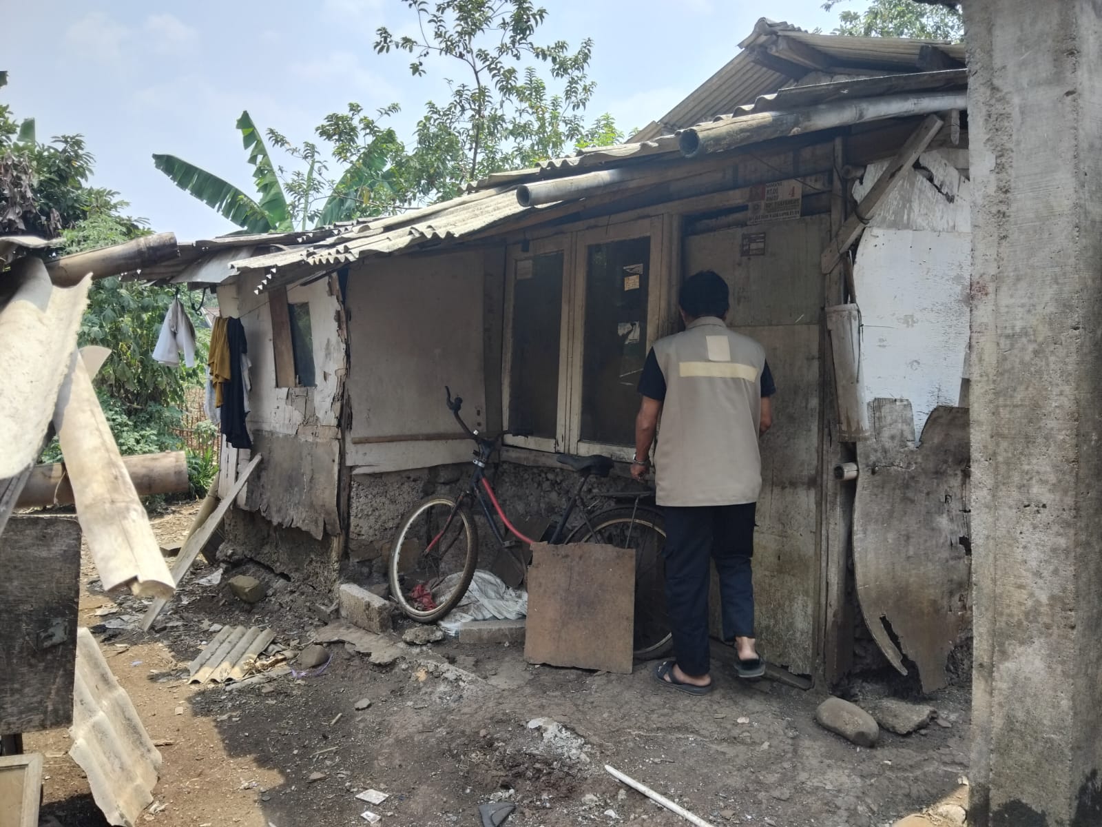Camat Cibinong Acep Sajidin Sigap Tindaklanjuti Aduan AJWI, Warga Nanggewer Terdata Desil 3