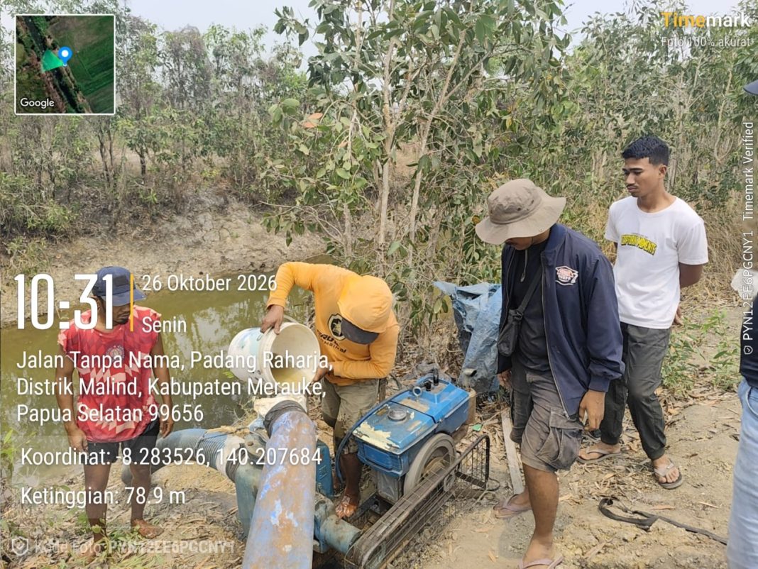 Tim Ekspedisi Patriot IPB bersama petani dan TNI AD membuka jalur air untuk demplot padi IPB 9G di Padang Raharja