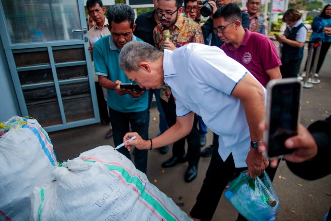 Waste station berbahan material daur ulang di Balai Kota Bogor