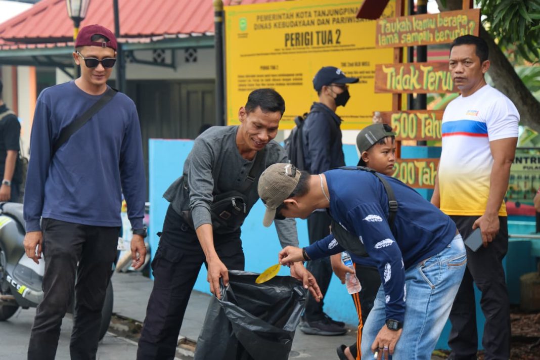 Gerakan Wisata Bersih oleh ASN dan PWI di Pulau Penyengat