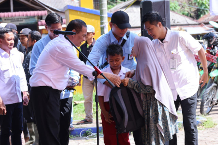 Bawa Harapan di Lokasi Terdampak Bencana, Mentan Amran Beri Rp1 Miliar untuk Anak Yatim dan Janda