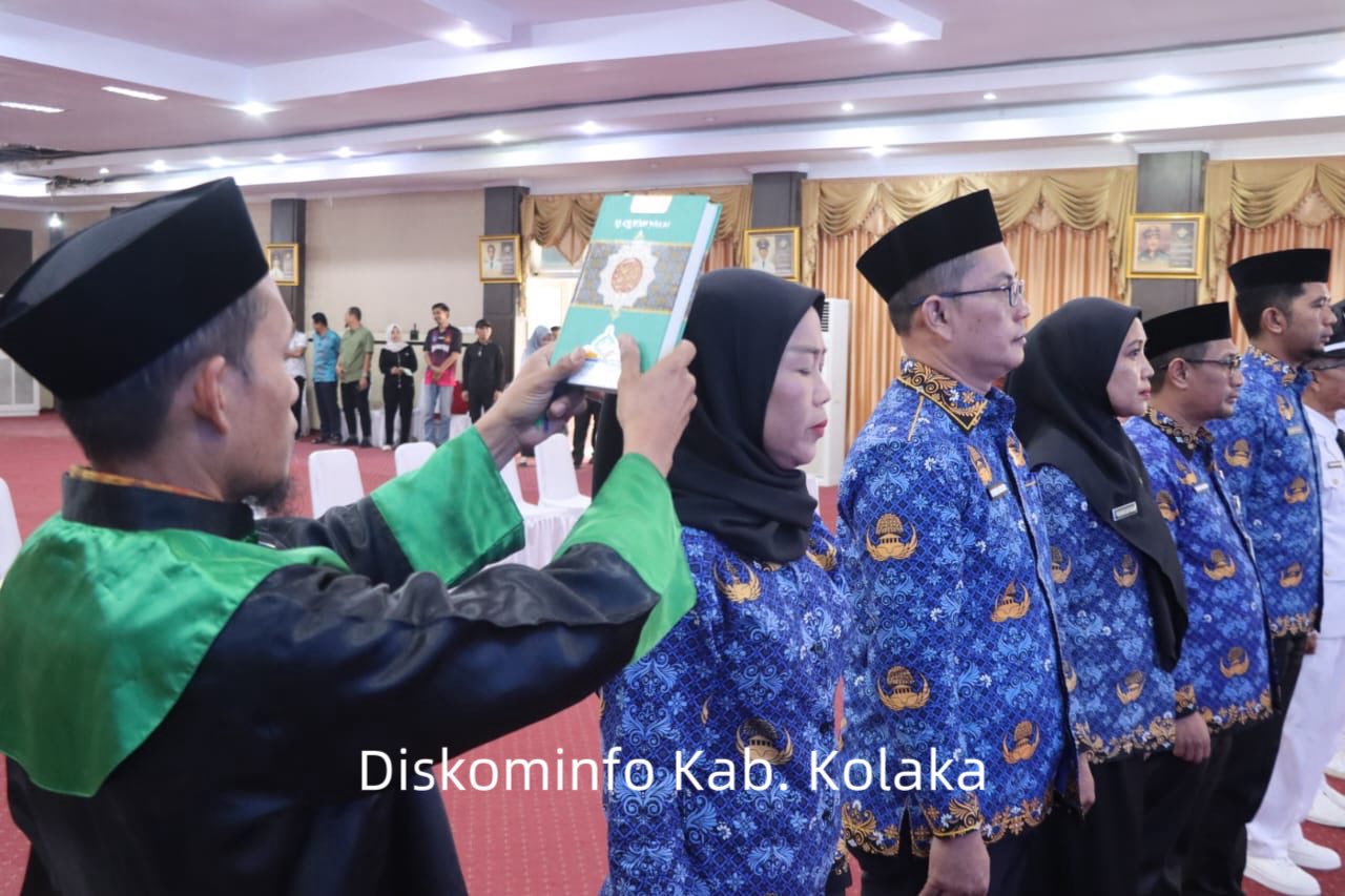 Sekretaris Daerah Melantik dan Mengambil sumpah 14 PNS di lingkup Pemkab Kolaka