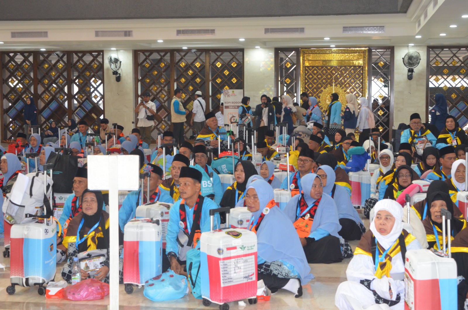 Perdana, Bupati Bogor Lepas Jamaah Haji Kloter 21 dari Masjid Raya Nurul Wathon