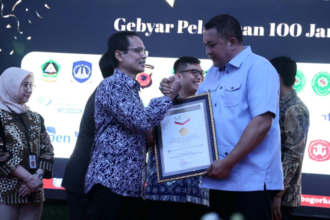 Prestasi Gemilang : Rudy Susmanto Bawa Kabupaten Bogor Raih Rekor MURI Lewat Pelayanan Publik 100 Jam Nonstop