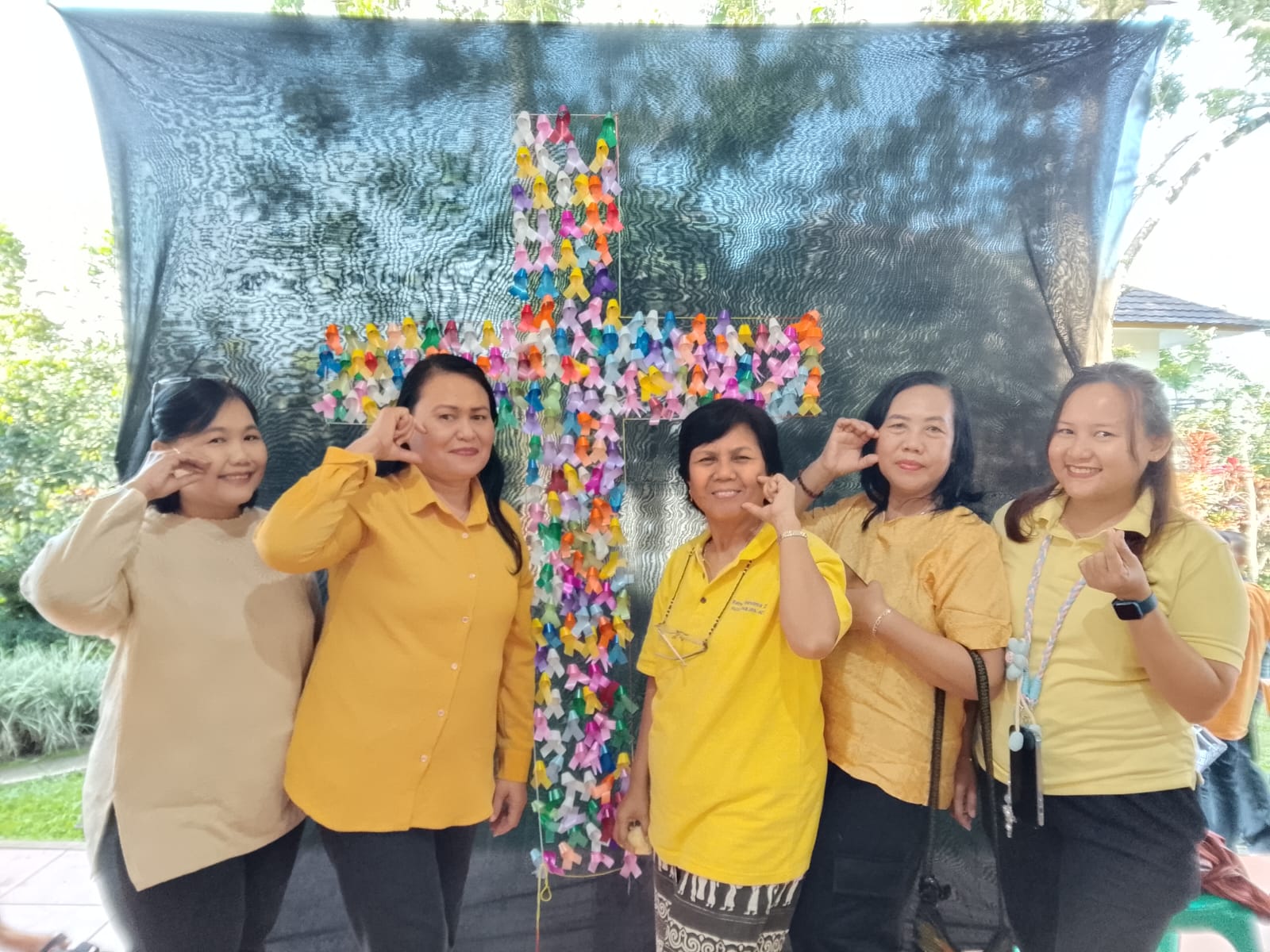 Pawai obor dalam Paskah adalah simbol terang kebangkitan Kristus yang membawa harapan, pembaruan hidup, dan kemenangan atas kegelapan, sekaligus mempererat kebersamaan umat dalam iman.