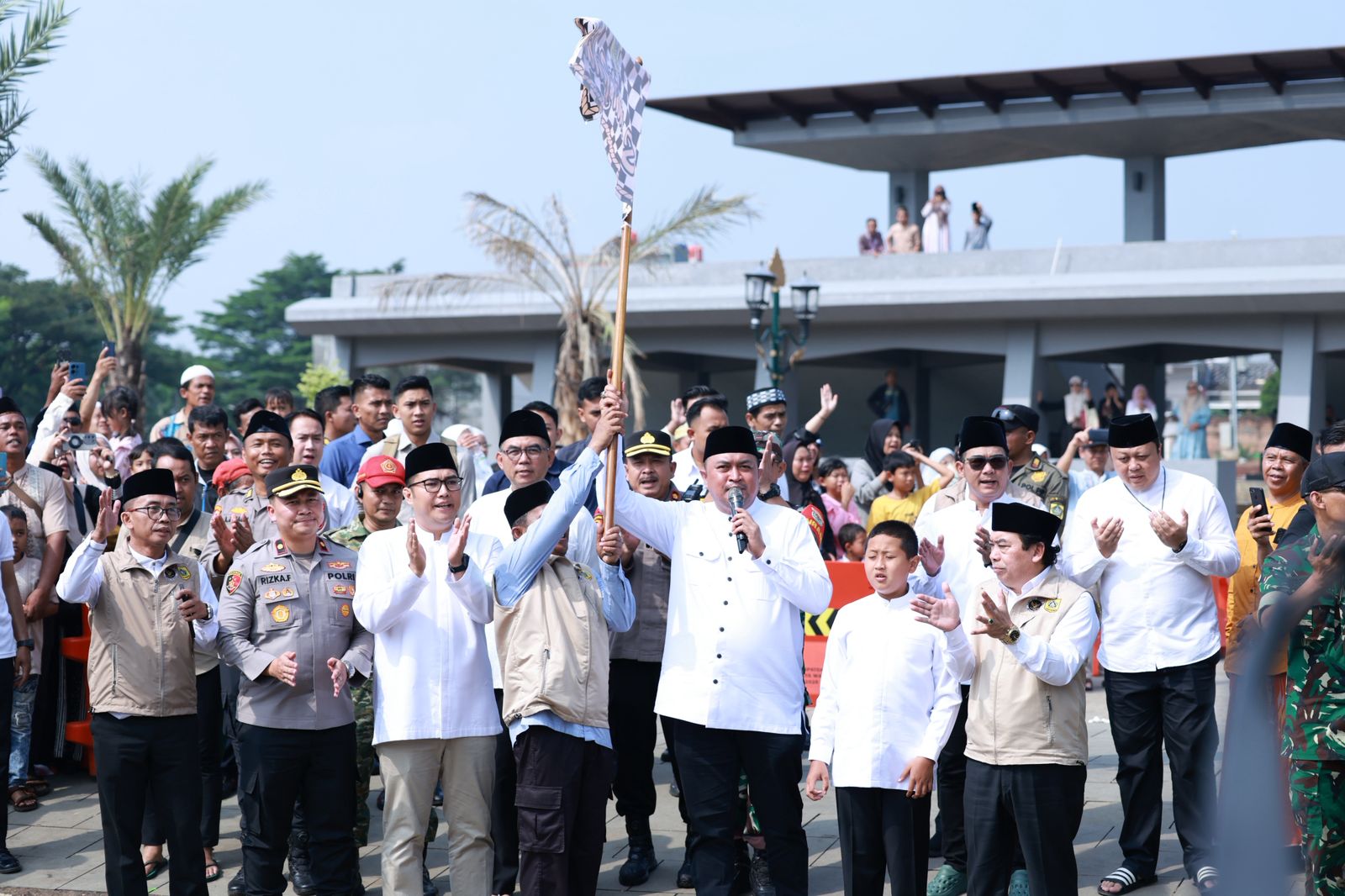 Perdana, Bupati Bogor Lepas Jamaah Haji Kloter 21 dari Masjid Raya Nurul Wathon