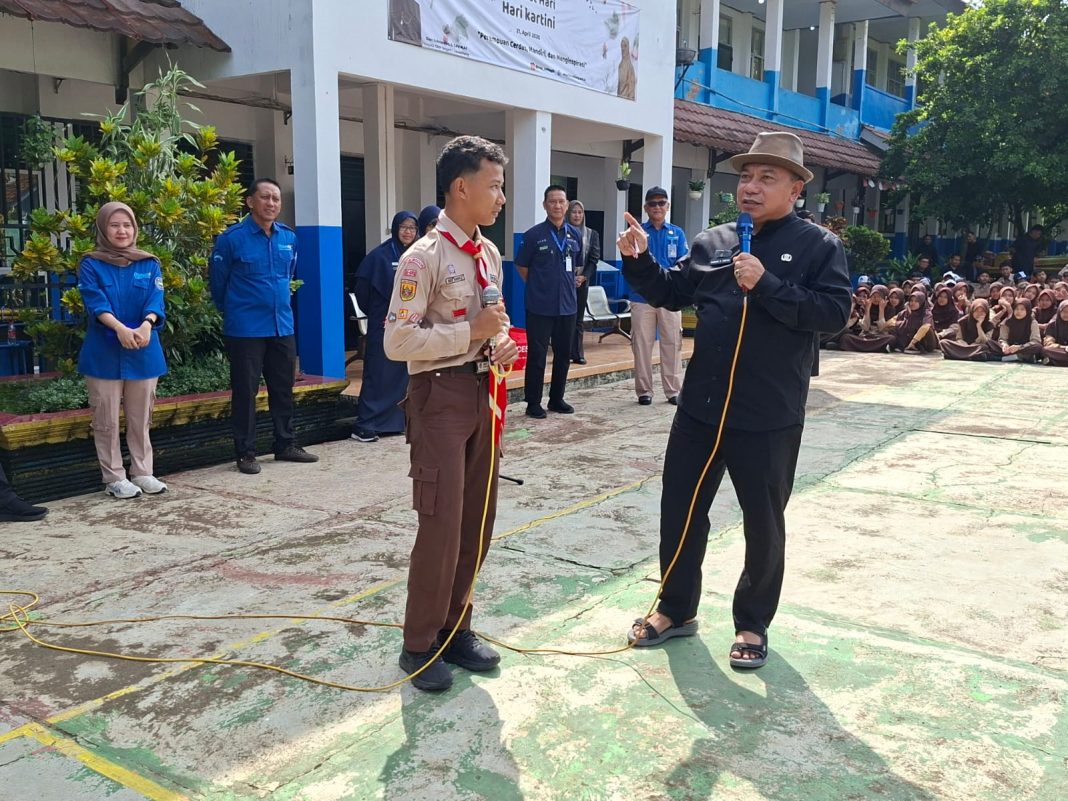 Diskominfo Goes To School Hadirkan Program OB Van Teman FM Sasar Literasi Pelajar di SMPN 1 Leuwiliang